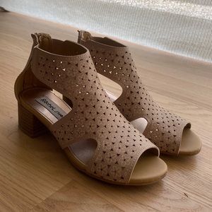 Rachel Shoes Girls size 2 Light pink with floral pattern